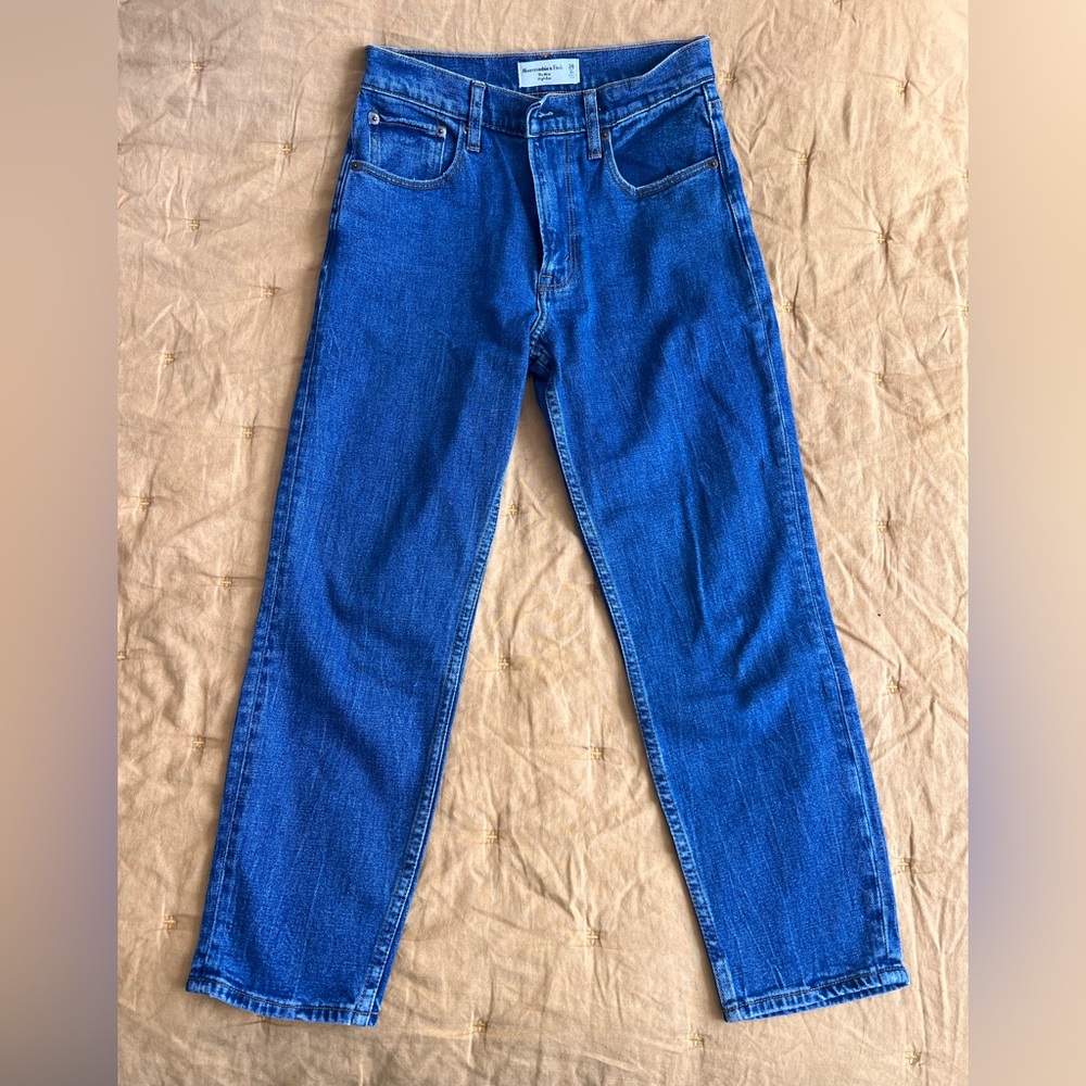 Abercrombie High Rise Mom Jean Size 26/2 Short